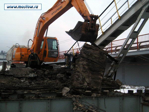 Демонтаж моста через канал им. Москвы