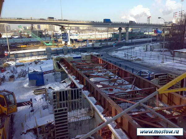 работы по строительству моста у комплекса Москва-Сити